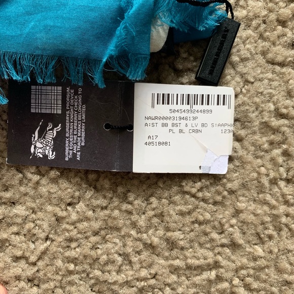 Burberry Lightweight Scarf/Wrap - Picture 9 of 9